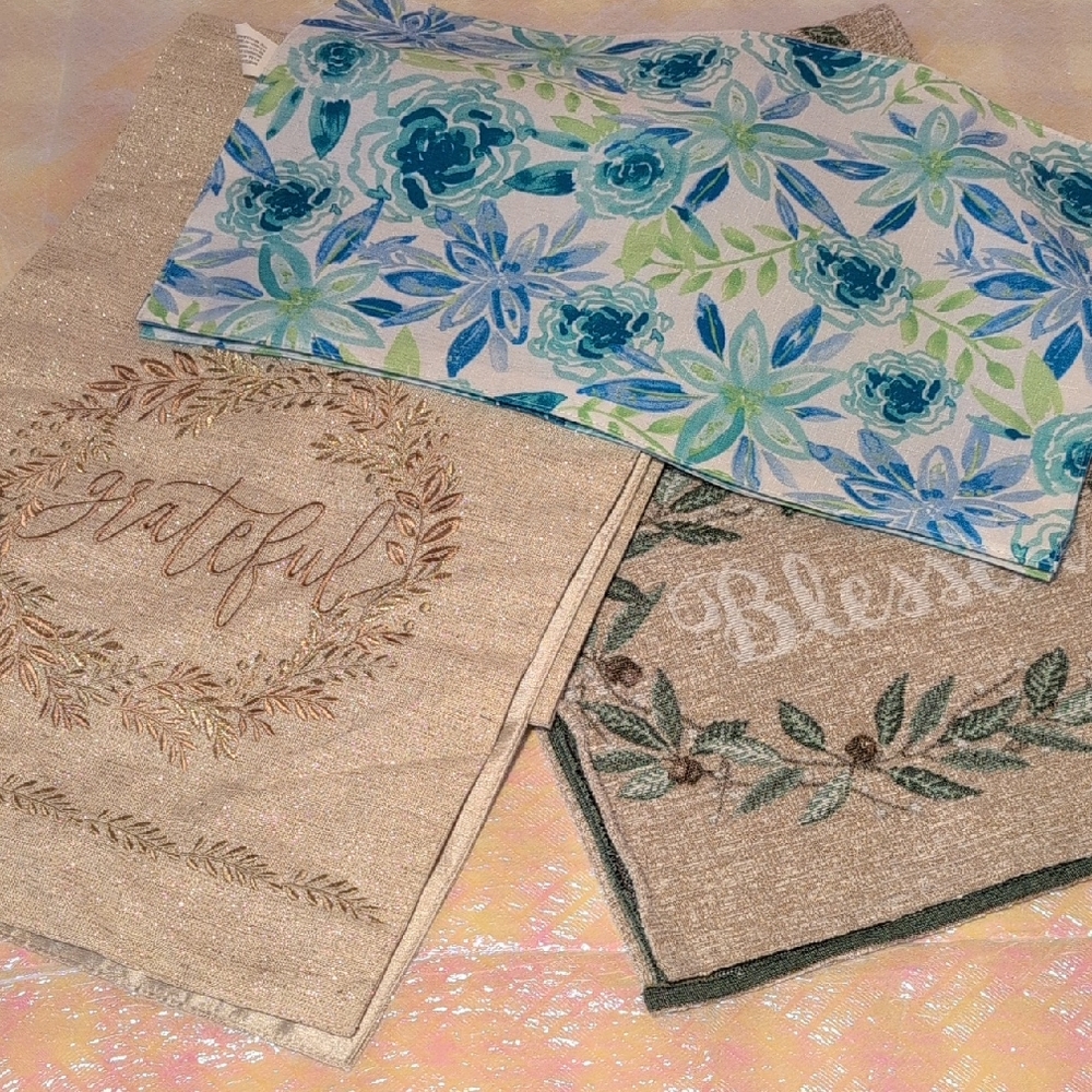 set of four placemats that are brand new and two table runners like new only use